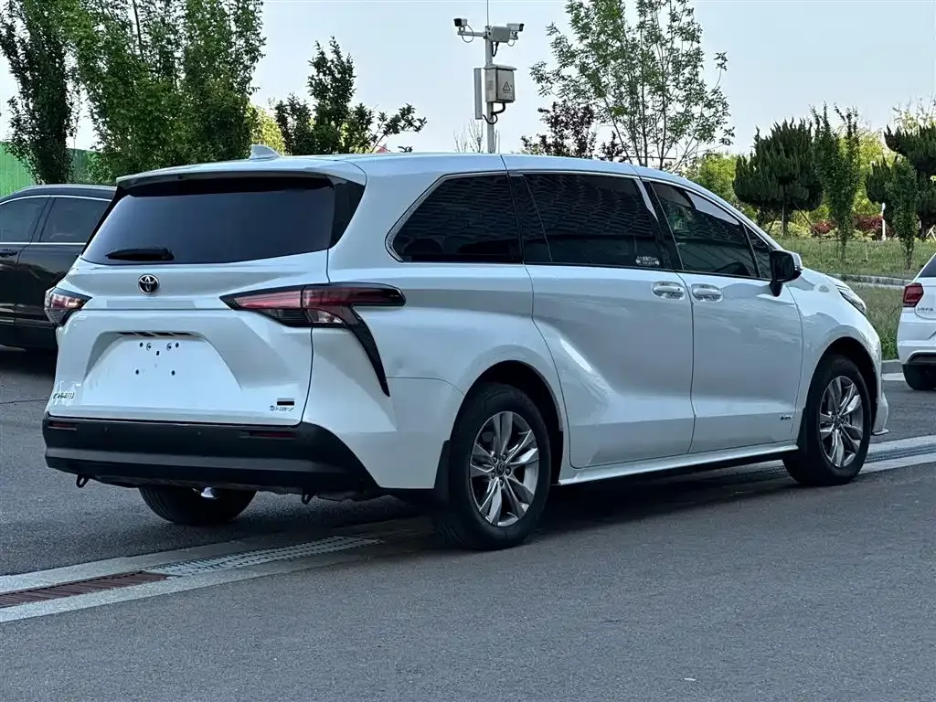 Toyota Sienna — фото 5