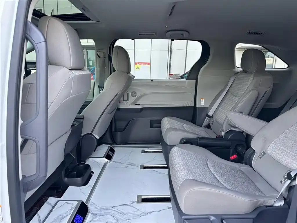 Toyota Sienna — фото 8