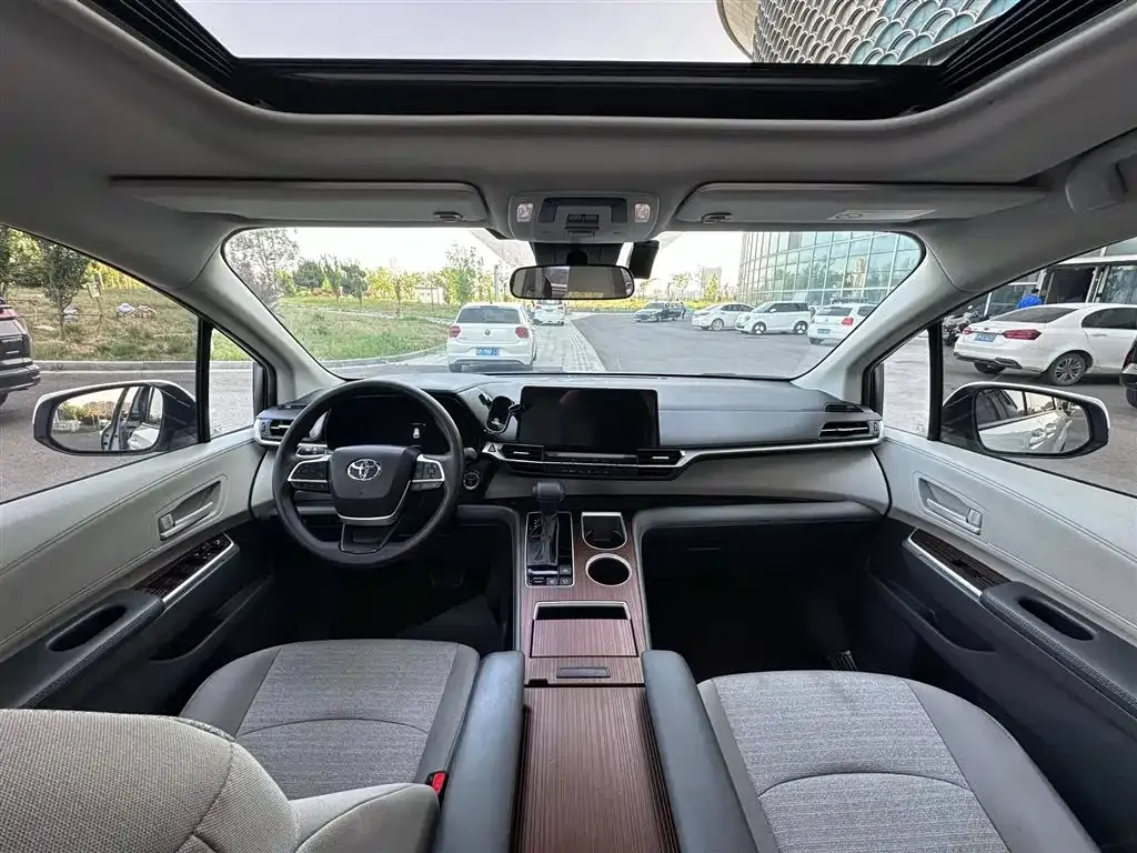 Toyota Sienna — фото 3