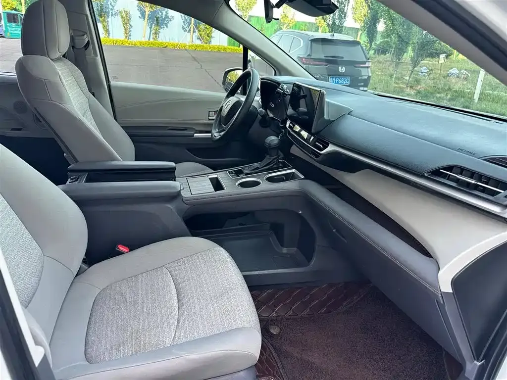 Toyota Sienna — фото 4
