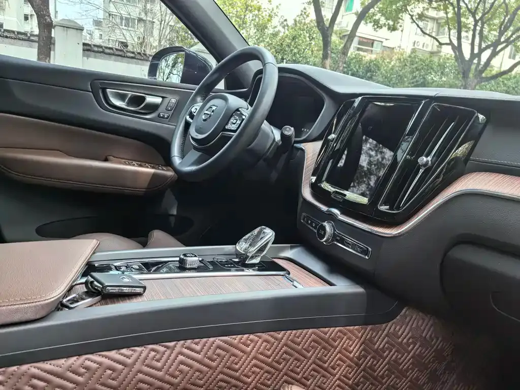 Volvo XC60 — фото 3