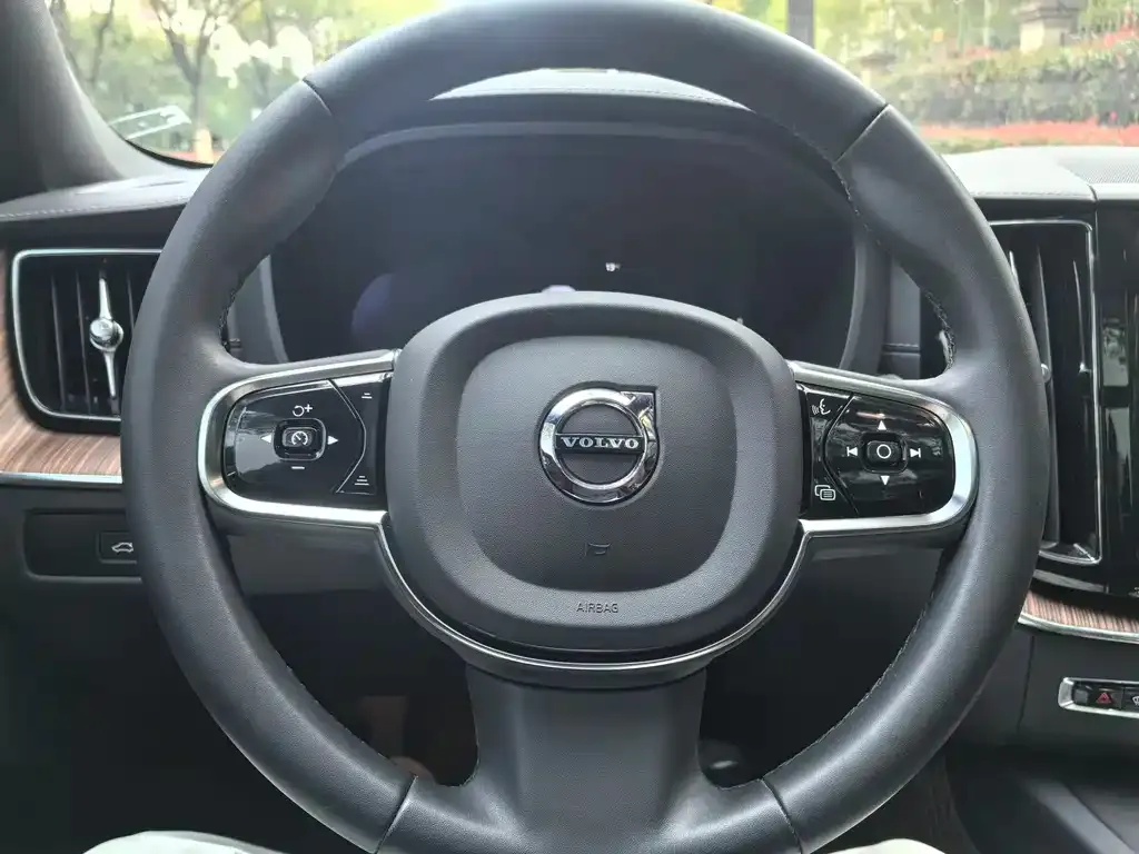 Volvo XC60 — фото 2
