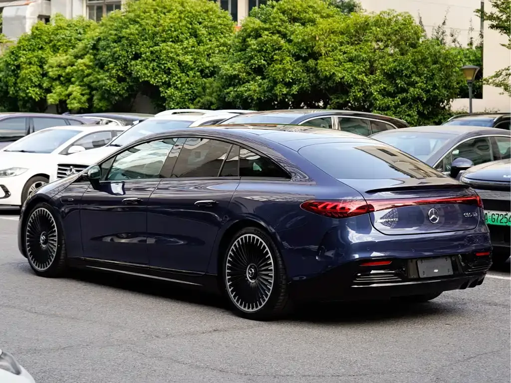 Mercedes-Benz EQS AMG — фото 10