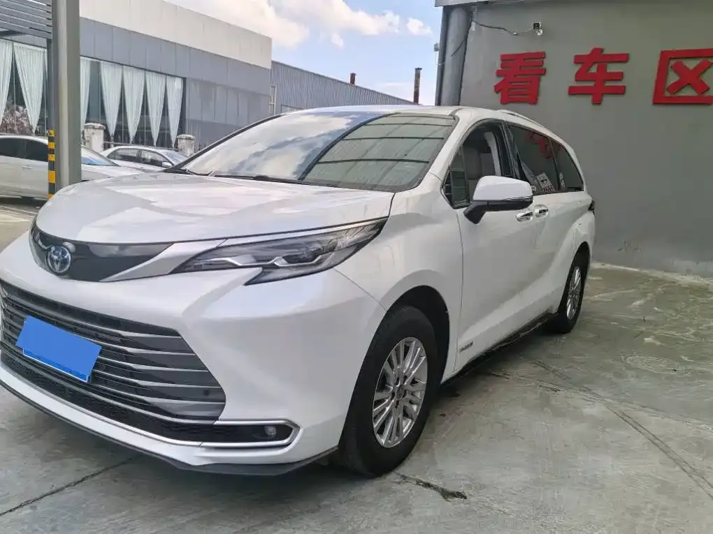 Toyota Sienna — фото 1