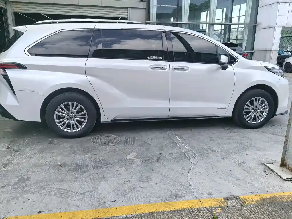 Toyota Sienna — фото 8