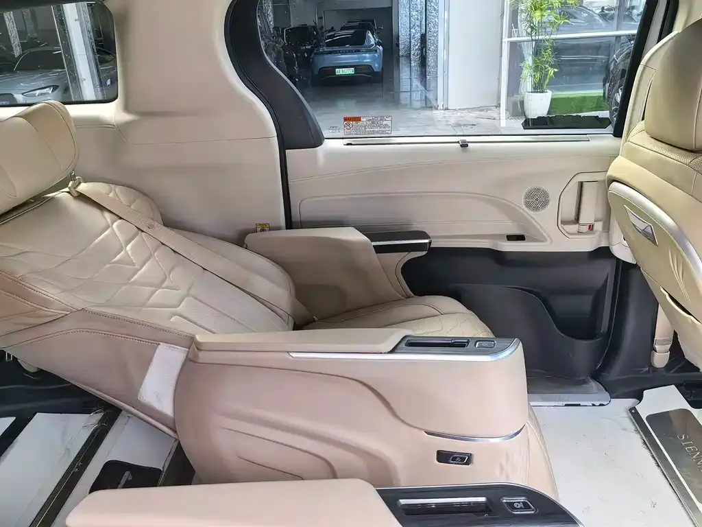 Toyota Sienna — фото 10
