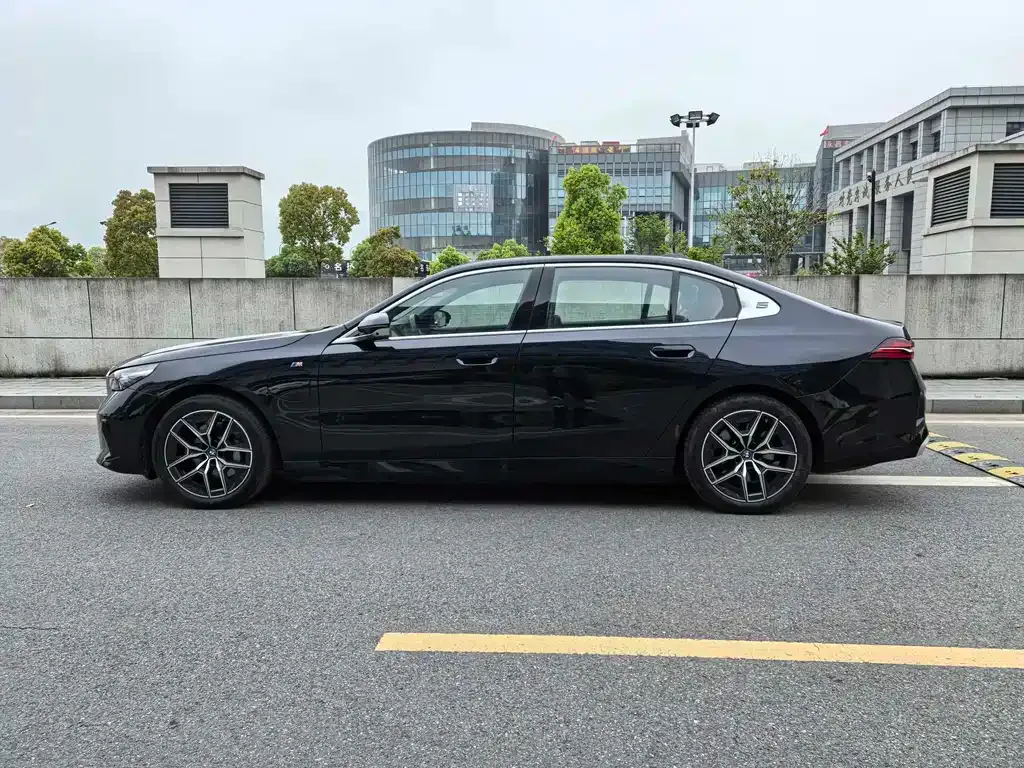 BMW i5 — фото 10