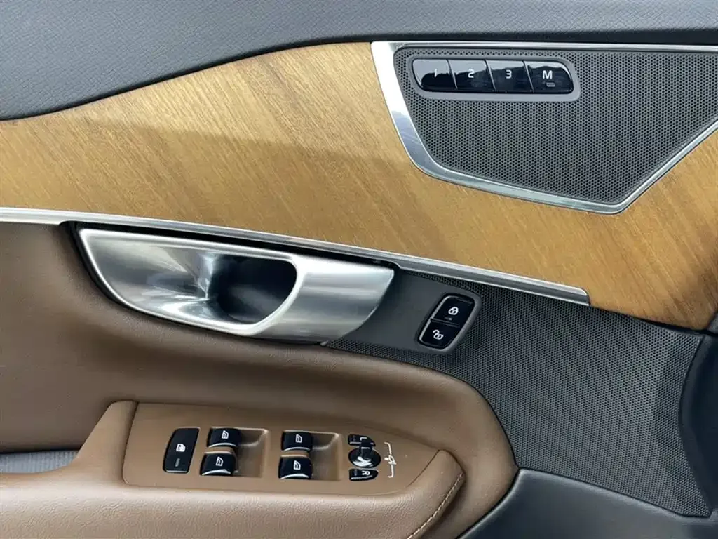 Volvo XC90 — фото 10