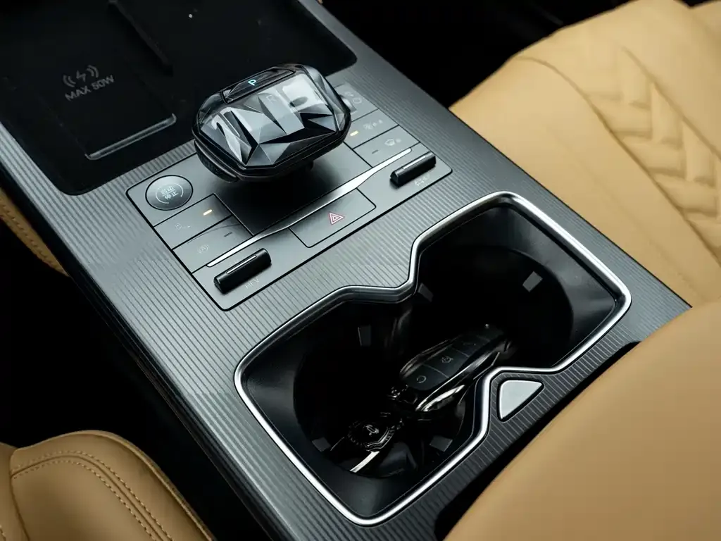 BYD L DM-i — фото 10