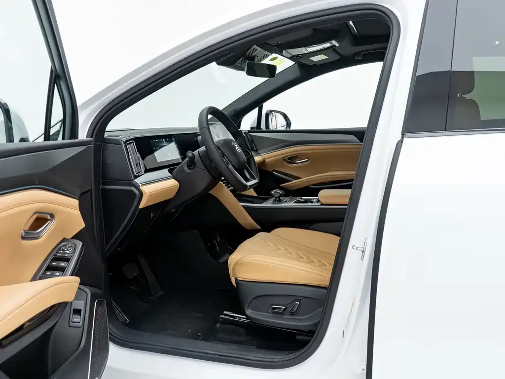 BYD L DM-i — фото 4