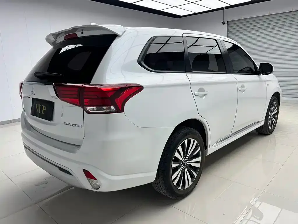Mitsubishi Outlander — фото 9