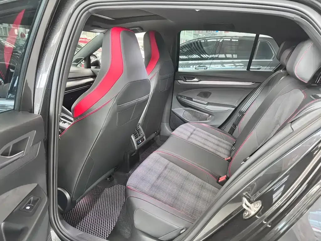 Volkswagen Golf GTI — фото 7