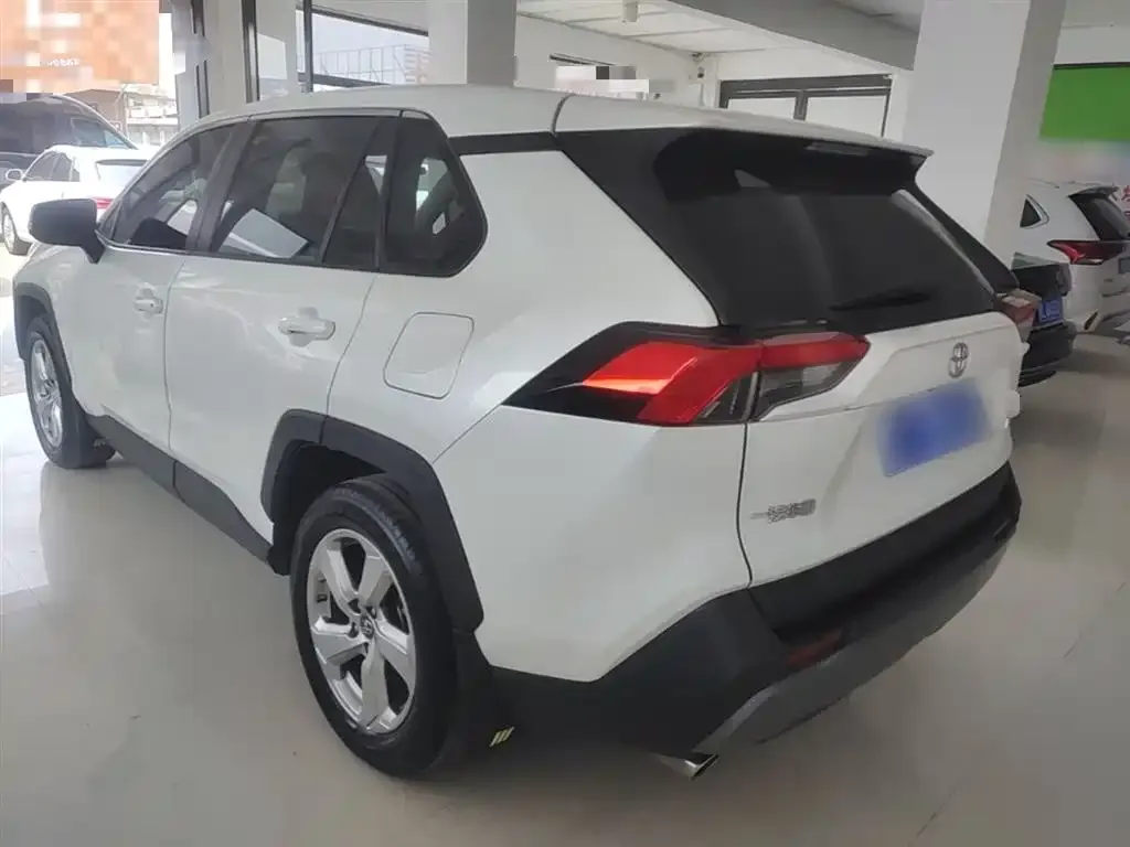 Toyota RAV4 — фото 7