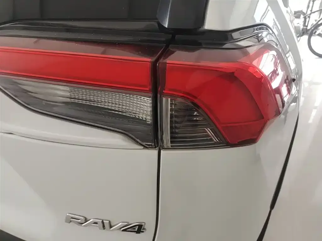 Toyota RAV4 — фото 8