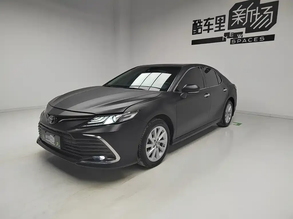 Toyota Camry — фото 1