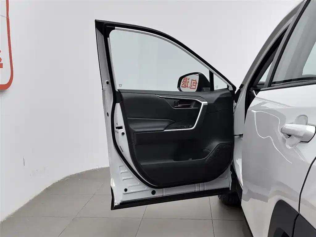Toyota RAV4 — фото 5