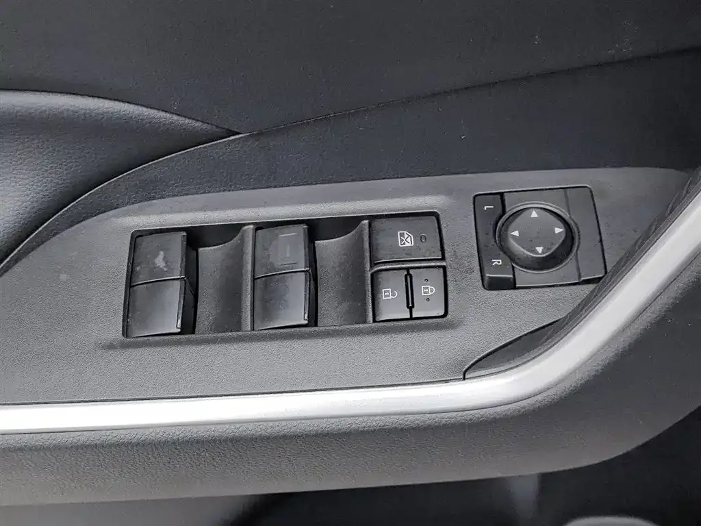 Toyota RAV4 — фото 7