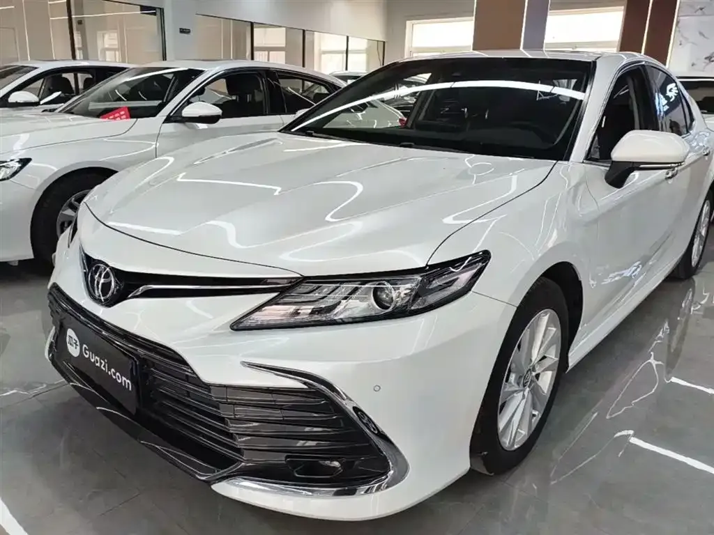 Toyota Camry — фото 1