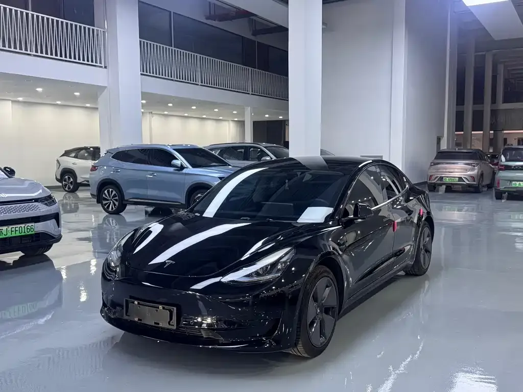 Tesla Model 3 — фото 1