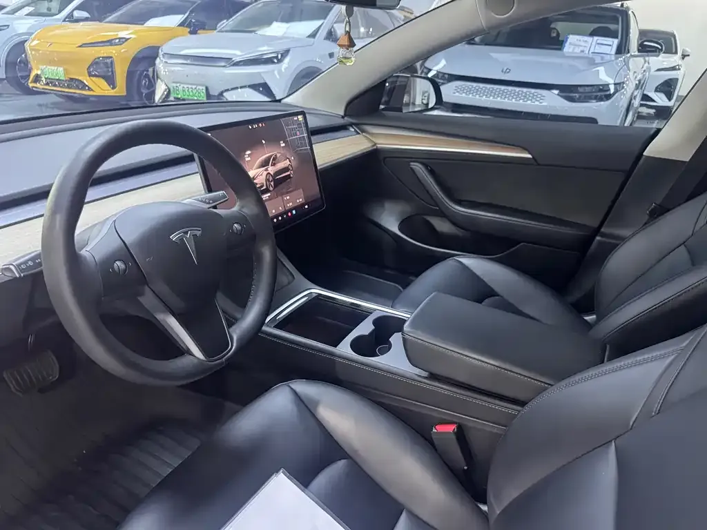 Tesla Model 3 — фото 8