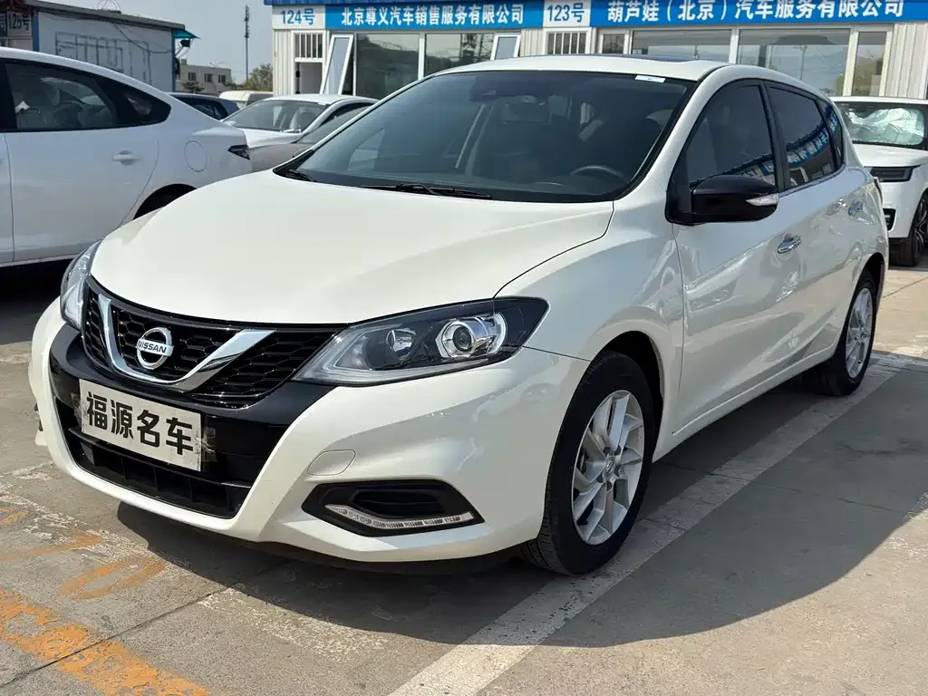 Nissan Tiida — фото 1