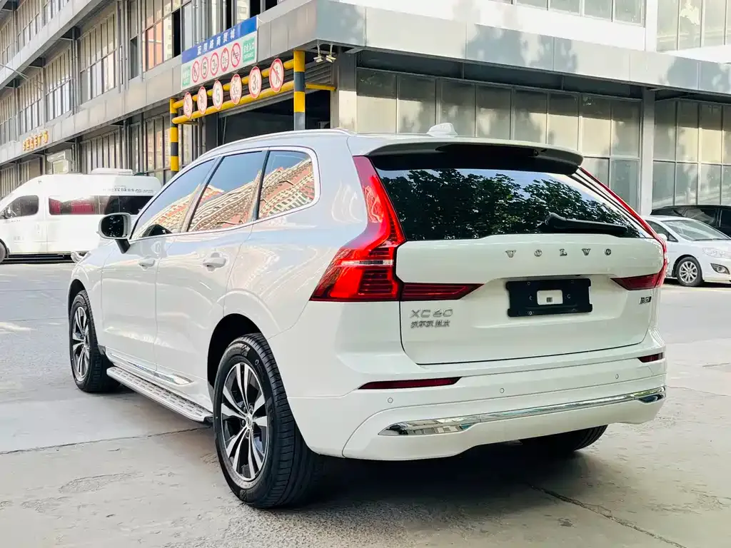 Volvo XC60 — фото 9