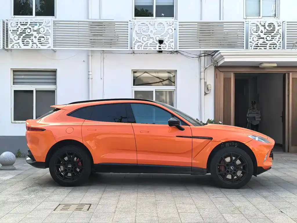 Aston Martin DBX — фото 3