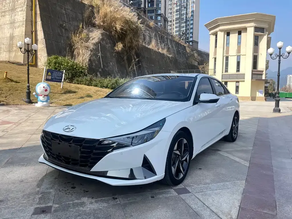 Hyundai Elantra — фото 1
