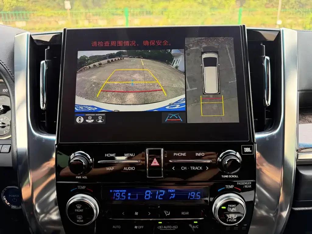 Toyota Alphard — фото 2