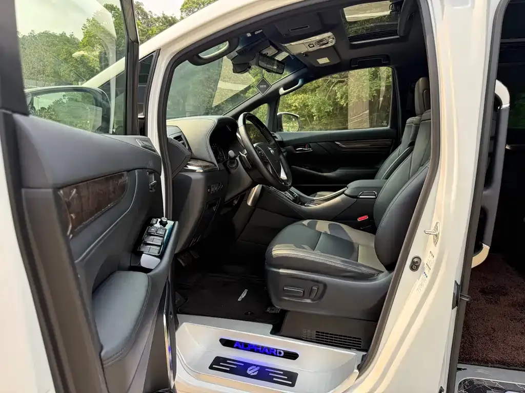 Toyota Alphard — фото 5