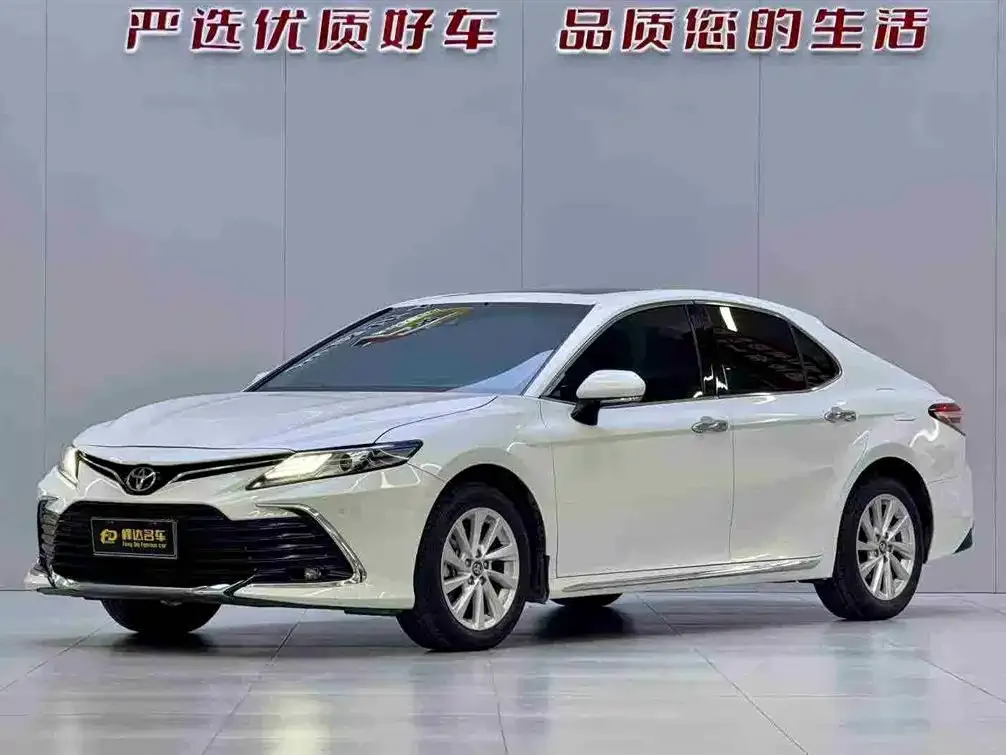 Toyota Camry — фото 1