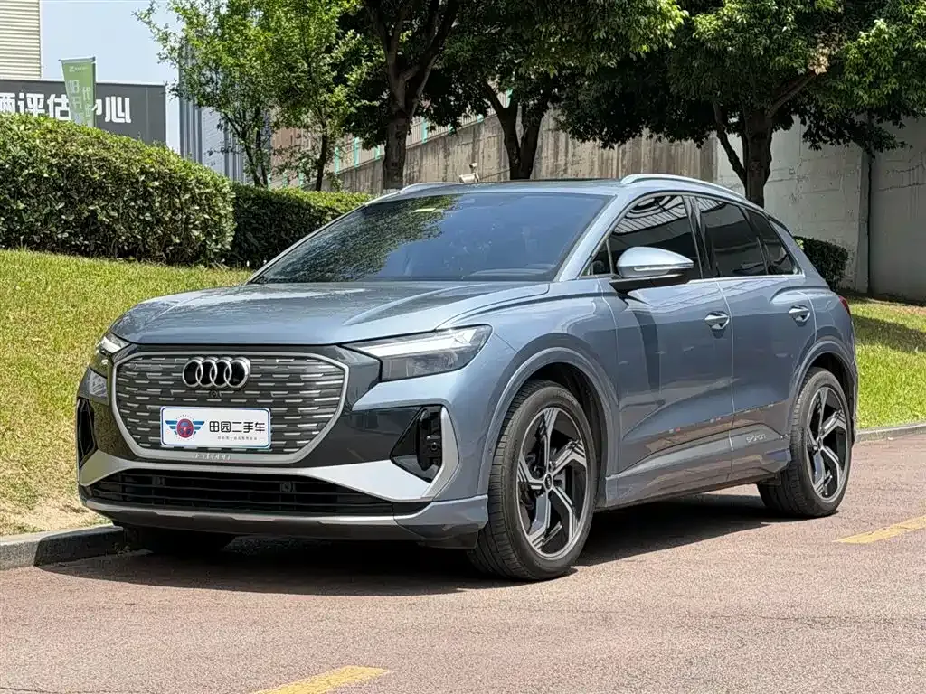 Audi Q4 e-tron — фото 1