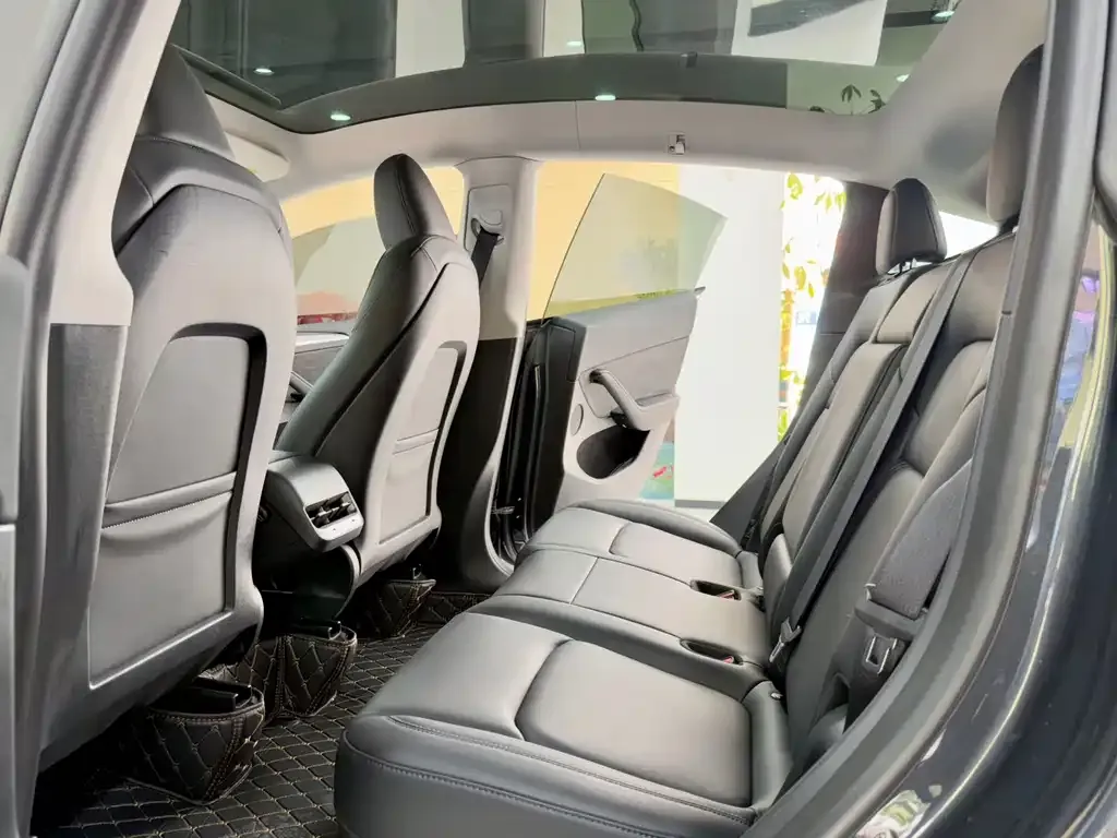 Tesla Model Y — фото 10