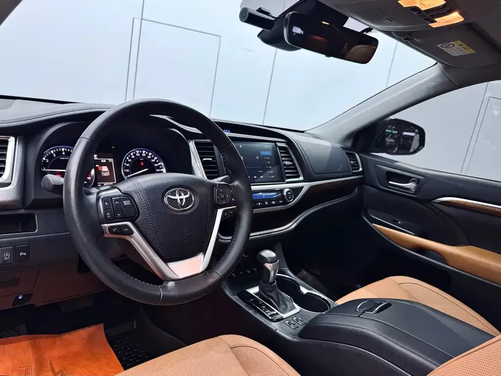 Toyota Highlander — фото 6