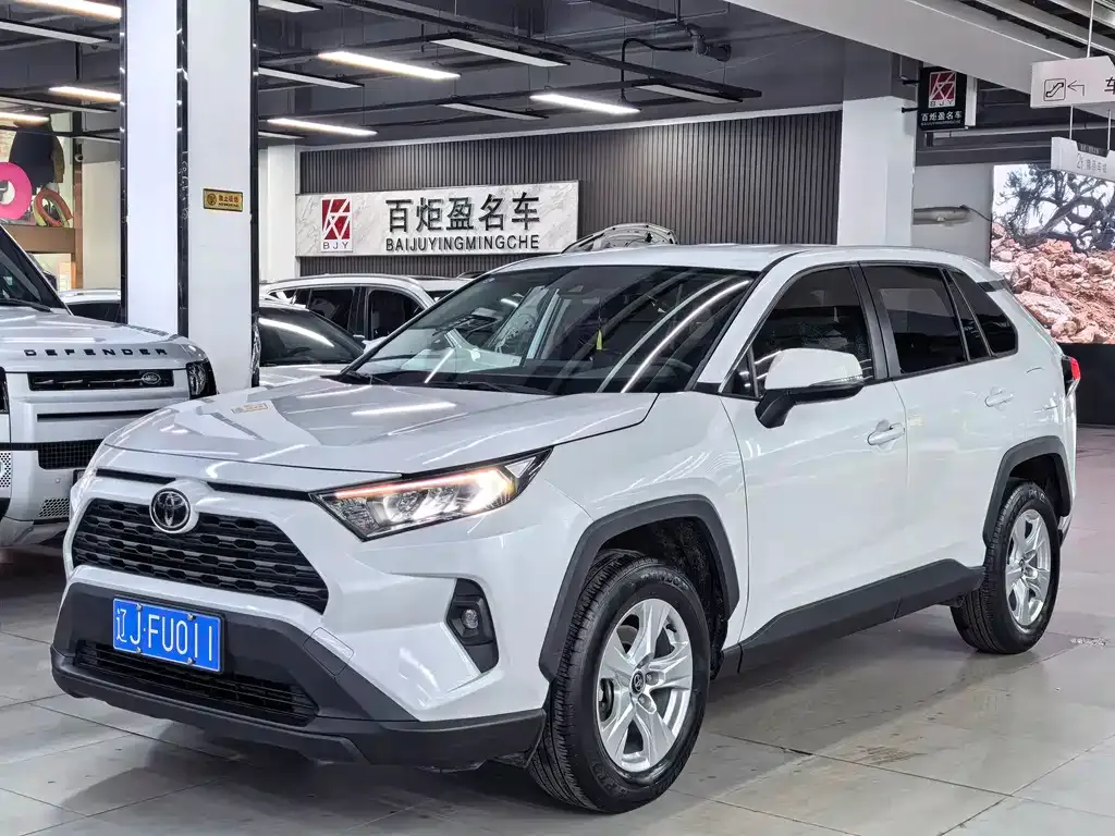 Toyota RAV4 — фото 1