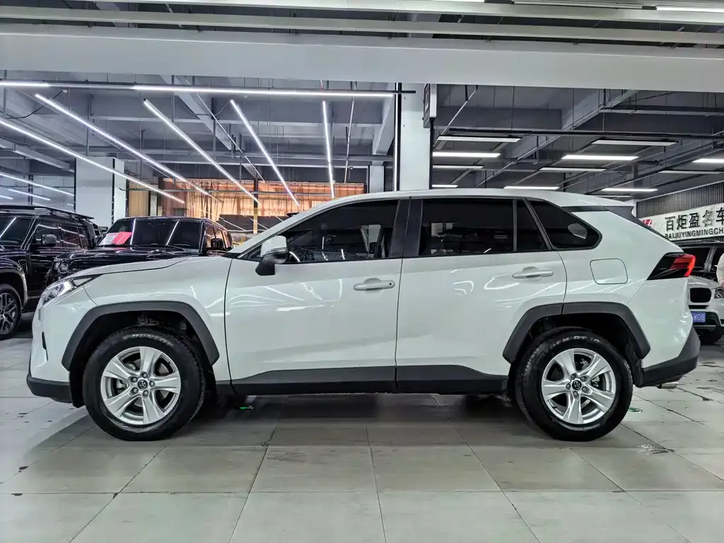 Toyota RAV4 — фото 8