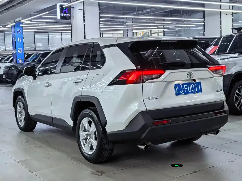 Toyota RAV4 — фото 4