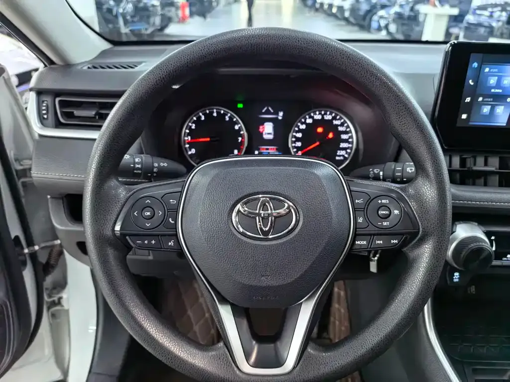 Toyota RAV4 — фото 7