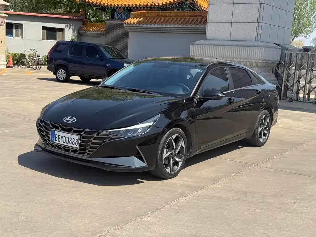 Hyundai Elantra — фото 1
