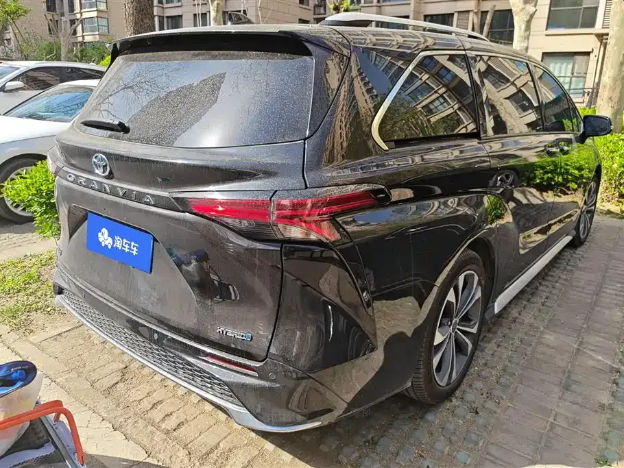 Toyota Granvia — фото 4