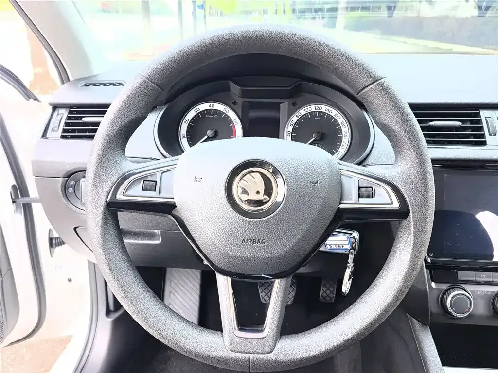 Skoda Octavia — фото 3