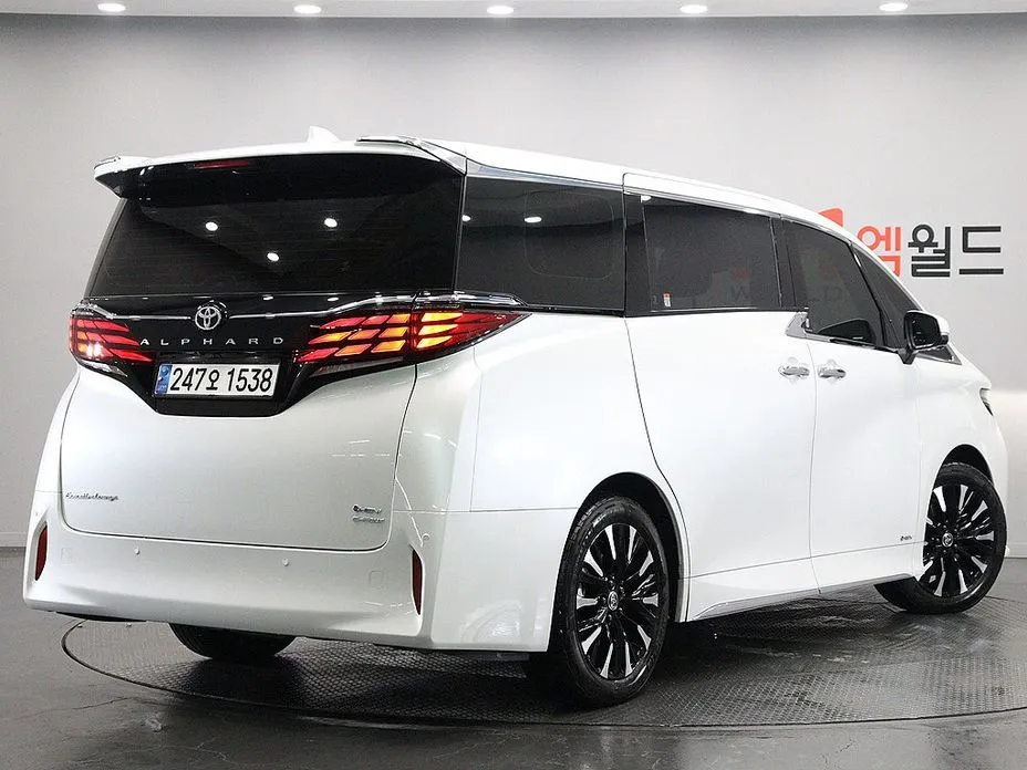 Toyota Alphard — фото 10