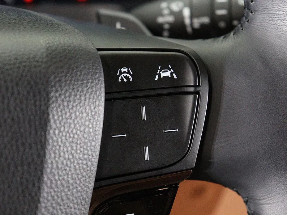 Toyota Alphard — фото 9