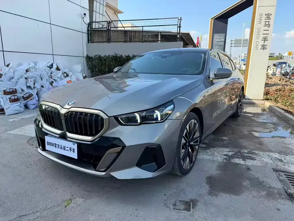BMW 5 Series — фото 1