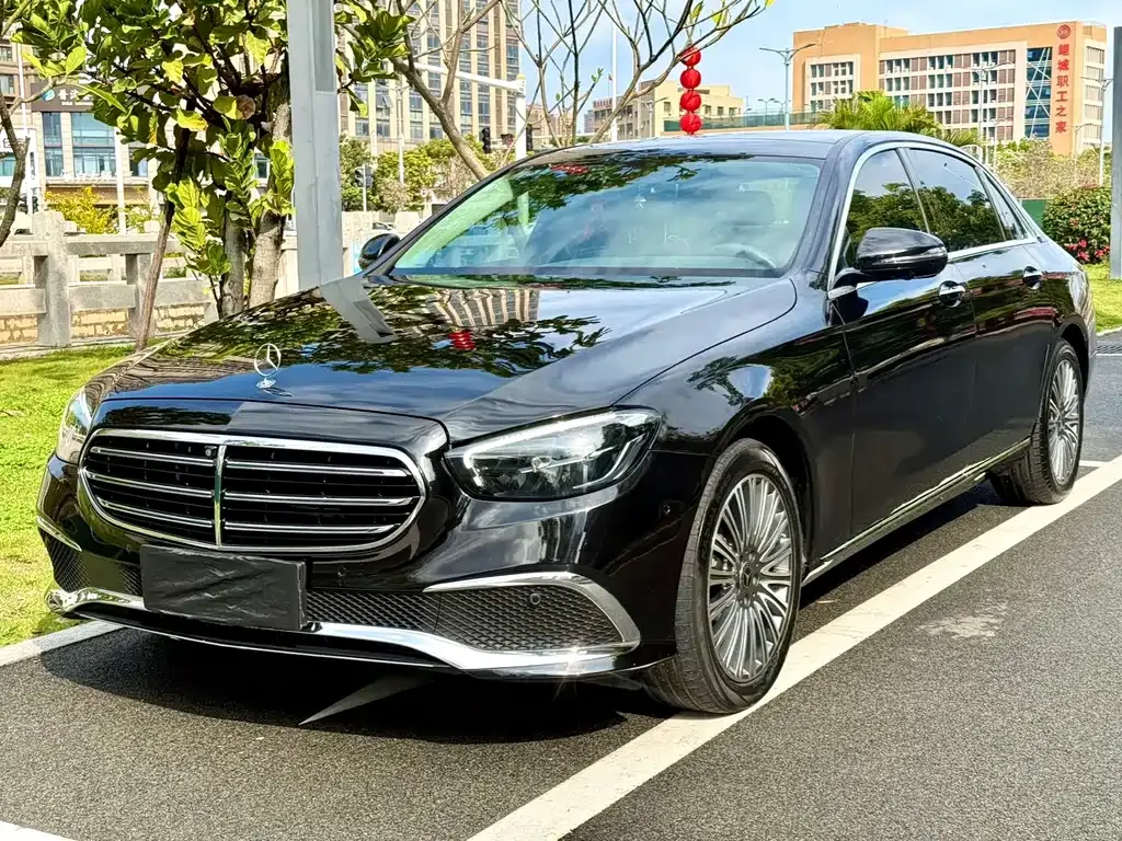Mercedes-Benz E-Class — фото 1