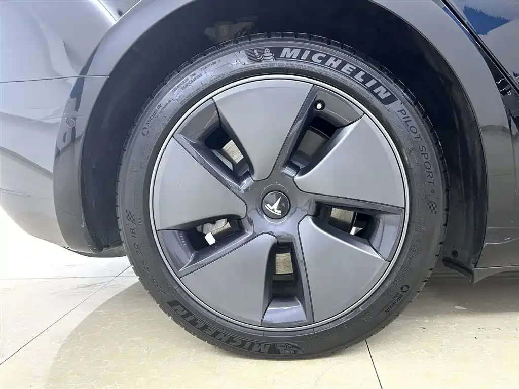 Tesla Model 3 — фото 5