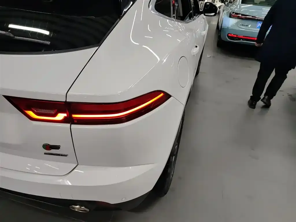 Jaguar E-PACE — фото 8