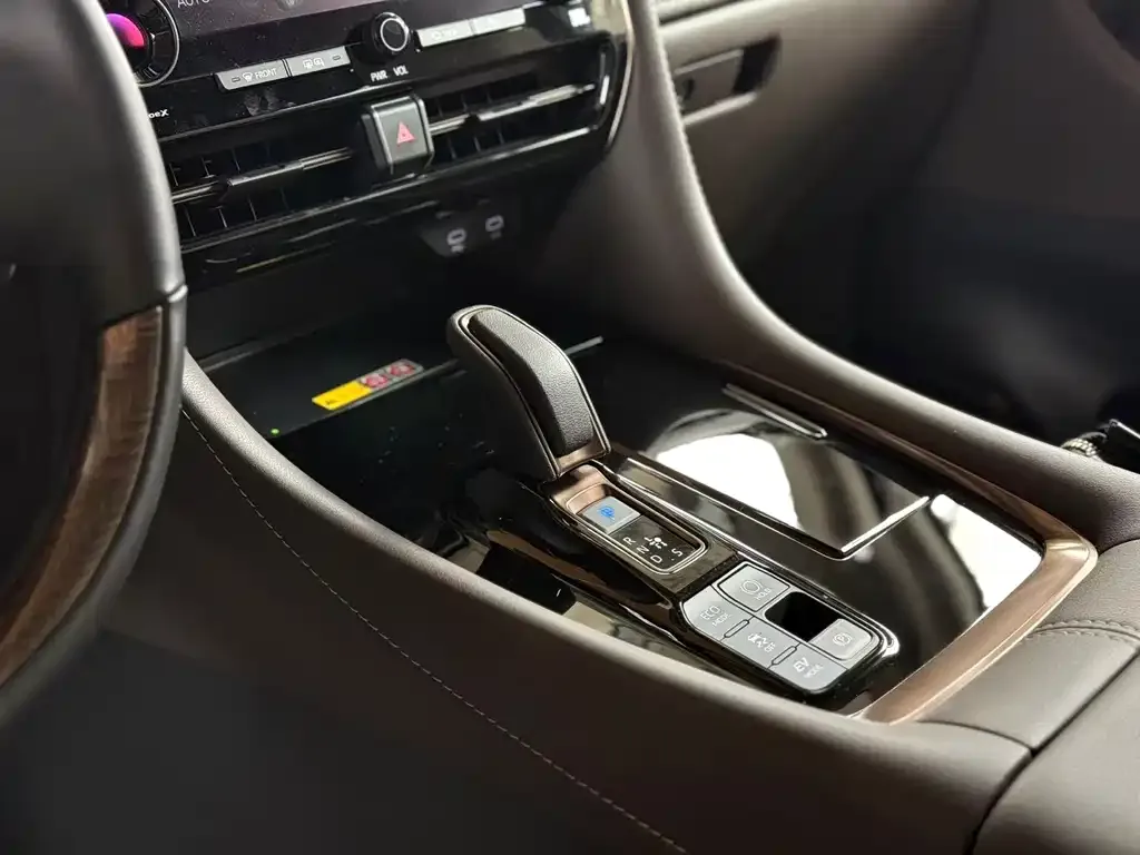 Toyota Alphard — фото 2