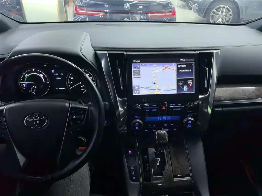 Toyota Alphard — фото 10