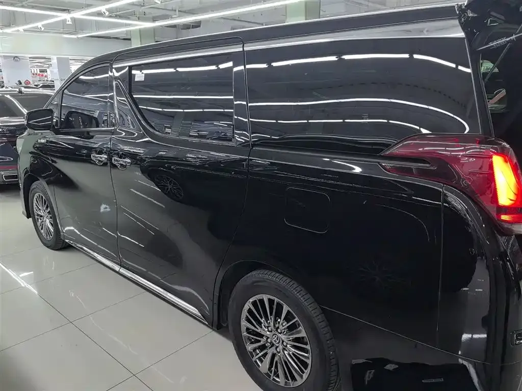 Toyota Alphard — фото 5